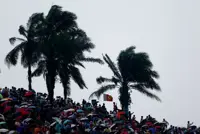 Motor racing-Bahrain Grand Prix gets underway at Sepang after long rain delay