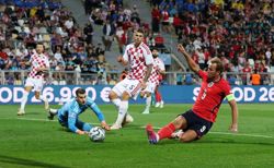 Soccer-Doubles from Kane and Saka power England to 7-0 rout of Croatia