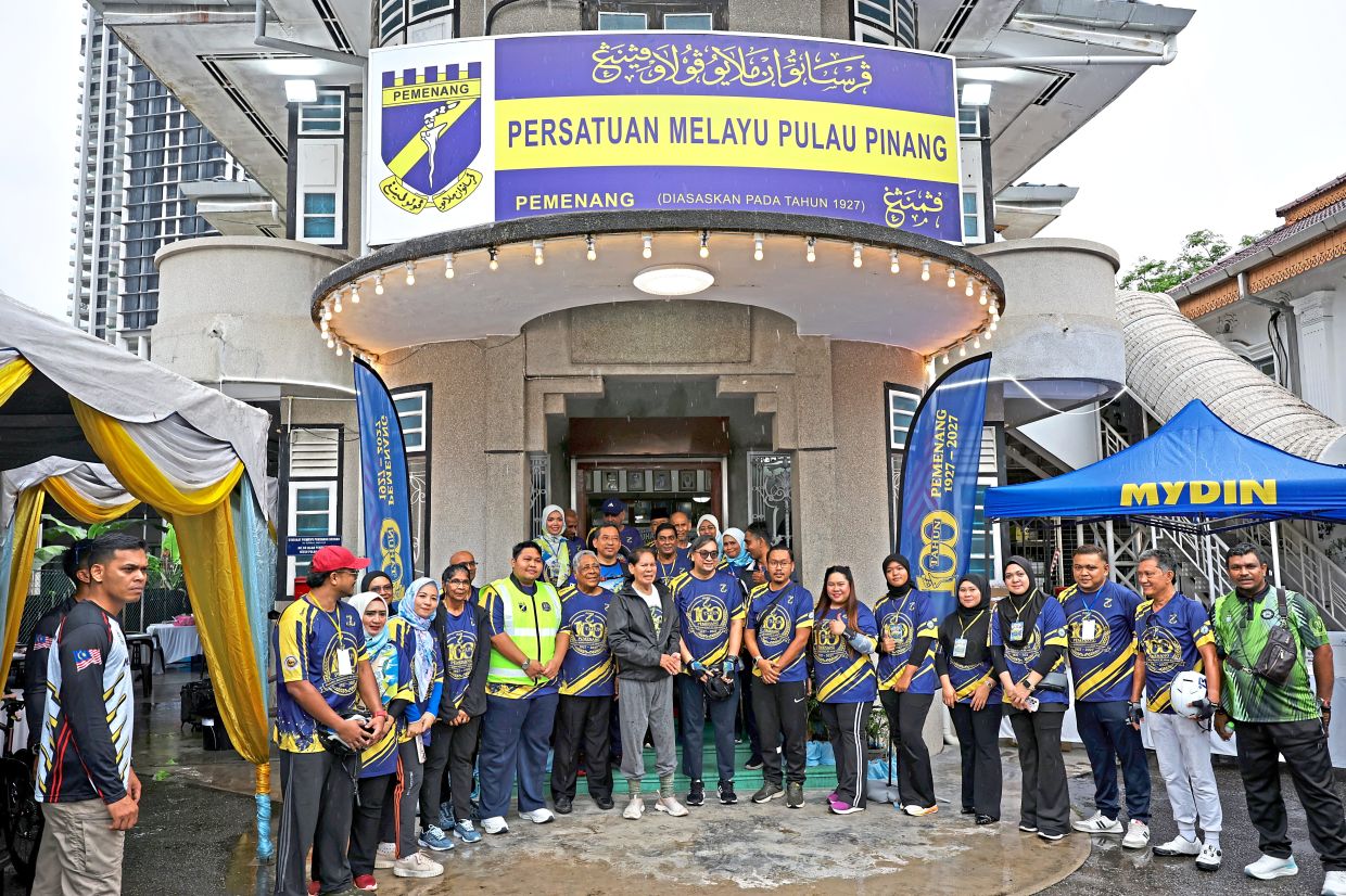 Ramli (front row, seventh from left) with committee members and participants in front of the Penang Malay Association building in George Town.