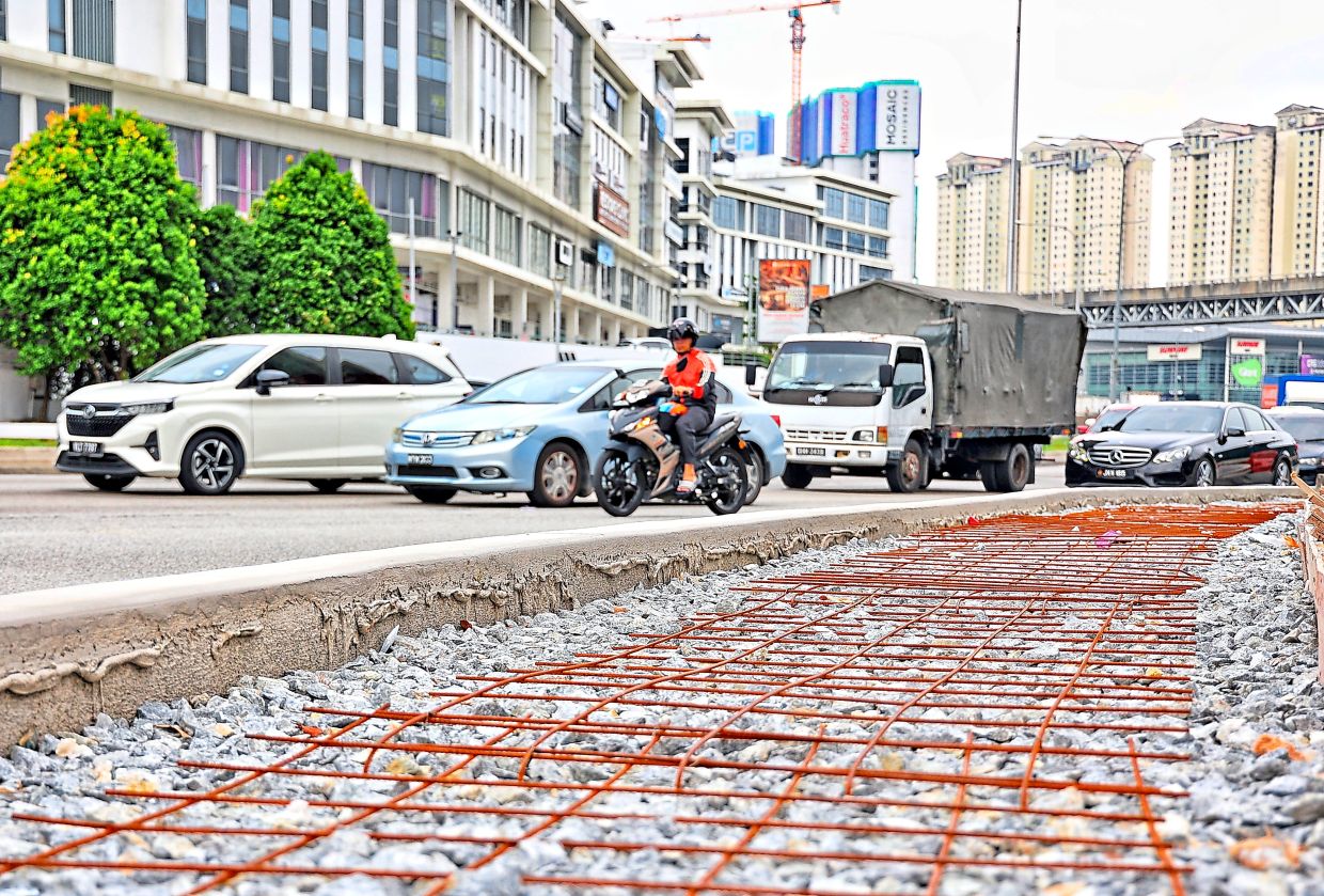 A new walkway is being constructed along Persiaran Subang Permai to the nearby LRT USJ7 station.