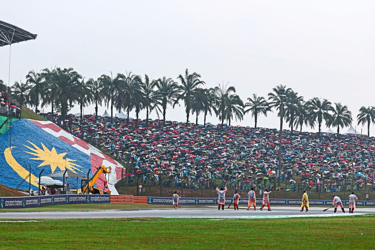 Rain and delays fail to dampen F1 comeback