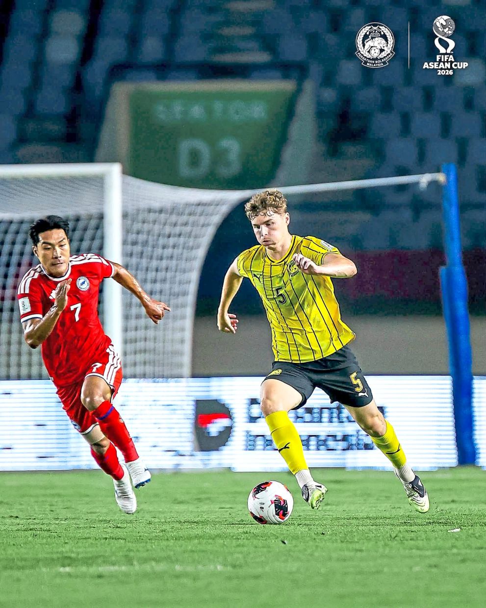Impressive: Bradley Tapp (right) and his teammates have done their homework on Vietnam for today’s match in Gelora Bung Karno Stadium in Jakarta.