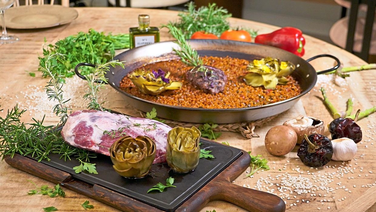 The traditional paella valenciana does not contain seafood. — Pexels