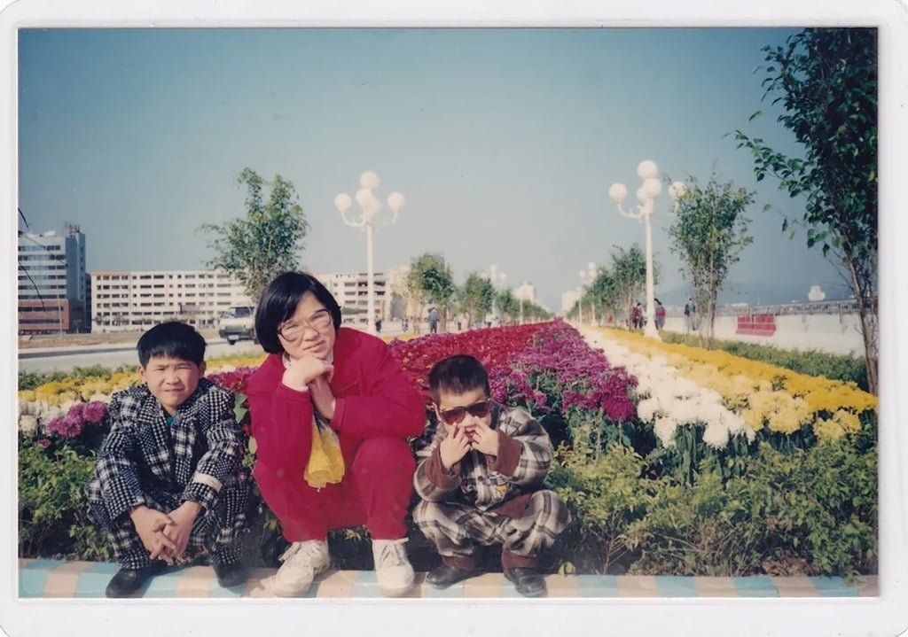 Zhong photographed alongside her sons years ago, long before her unique streaming career took off. - Photo: QQ.com