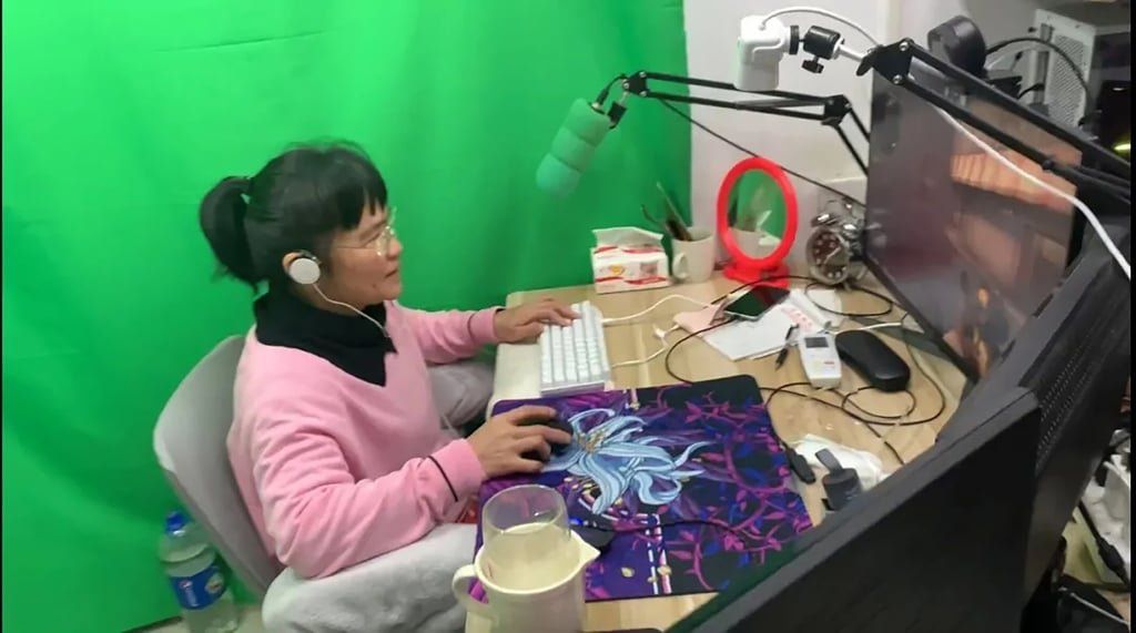 Confident in her skills, Zhong began live-streaming in 2022. Viewers loved that an ordinary rural woman played excellently, frequently dropping youthful gaming slang. - Photo: QQ.com