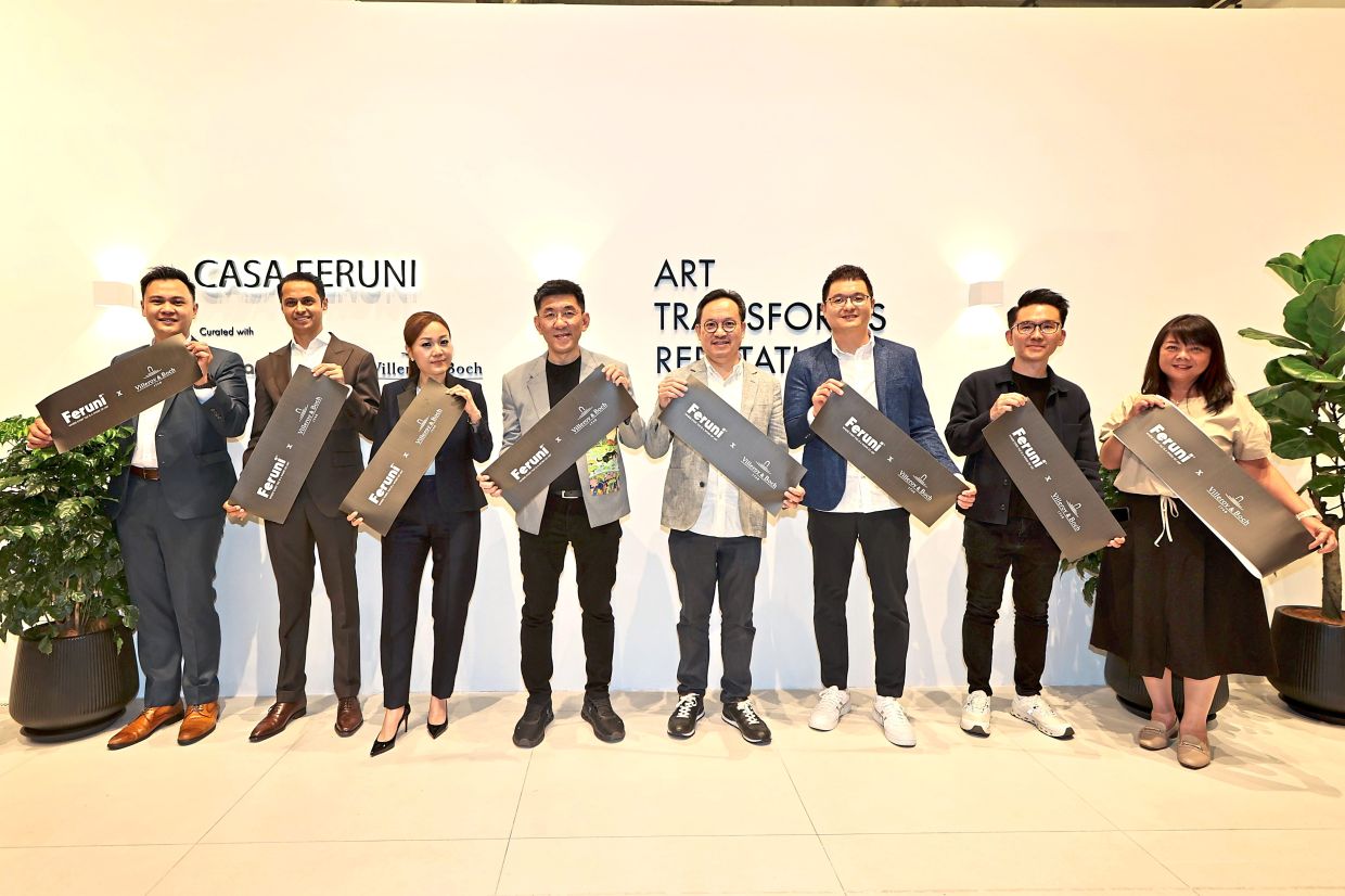 Villeroy & Boch head of sales Abhijit Kar (second from left), Khoo (third from left) and Ngei (fourth from left) with invited guests at the opening of Casa Feruni in Johor Baru.