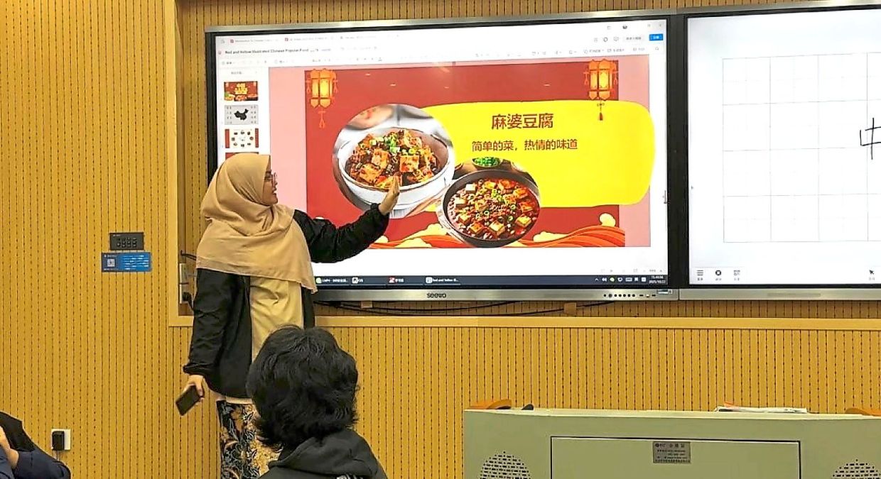 Nureen Syamimi presenting the cuisines in China in Mandarin as part of her curriculum at college.