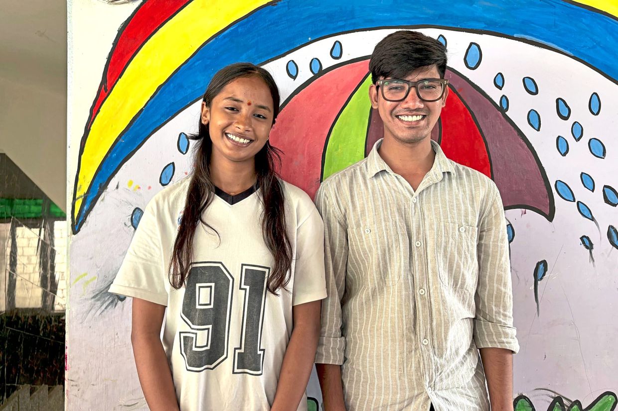Shavani (left) and Jafar work as tour guides for the Salaam Baalak Trust in New Delhi. Photo: Dirk Godder/dpa