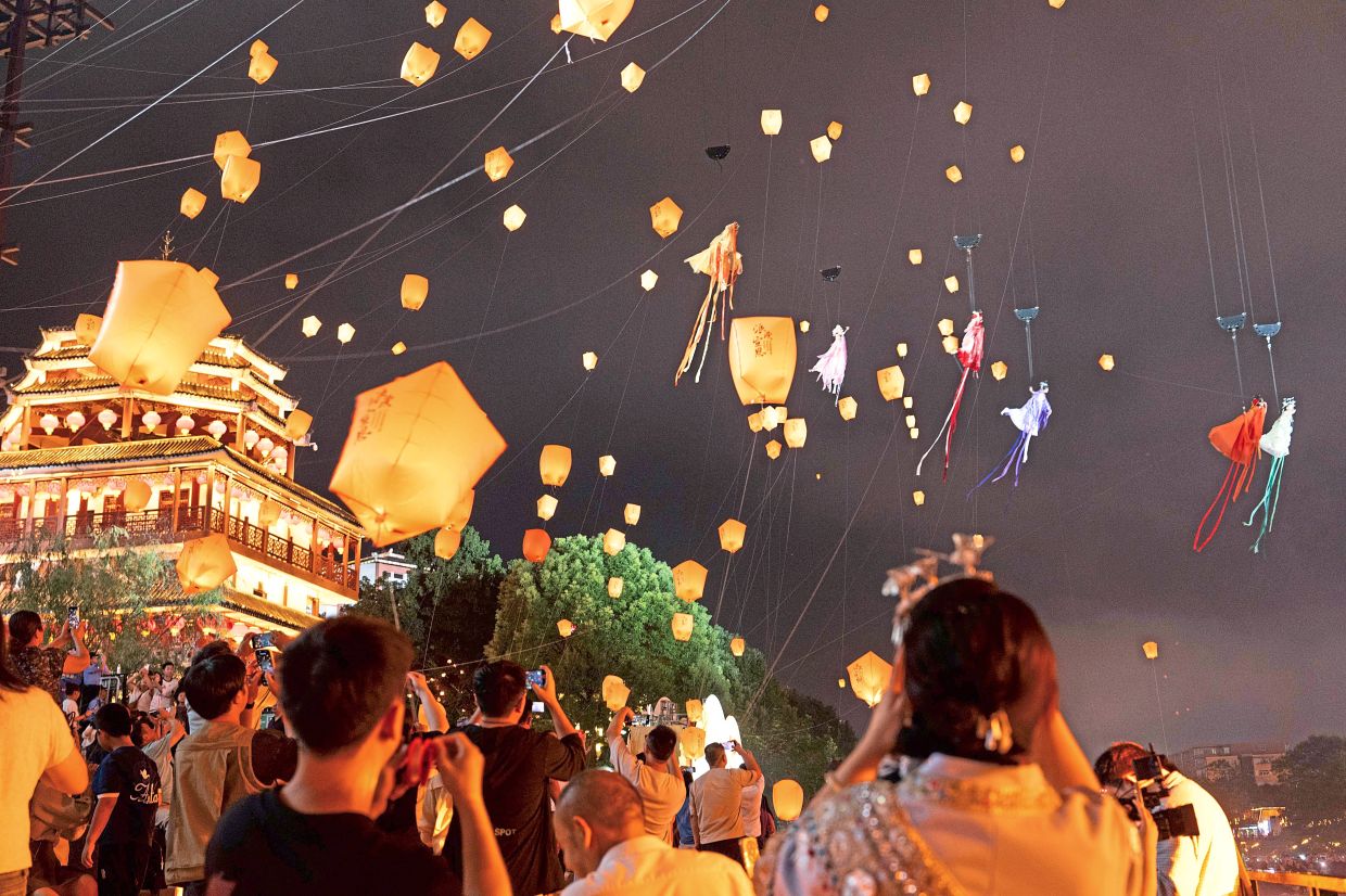7. People watching a lively cultural performance in Xuan’en, Hubei province, central China, during Mid-Autumn Festival celebrations. — Xinhua
