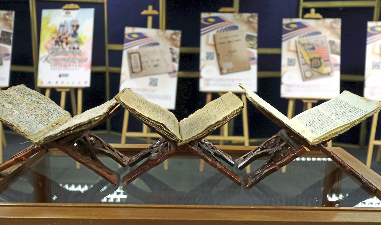 Replica Malay manuscripts offer visitors a closer look at the form and appearance of the originals, which are kept in climate-controlled conditions.