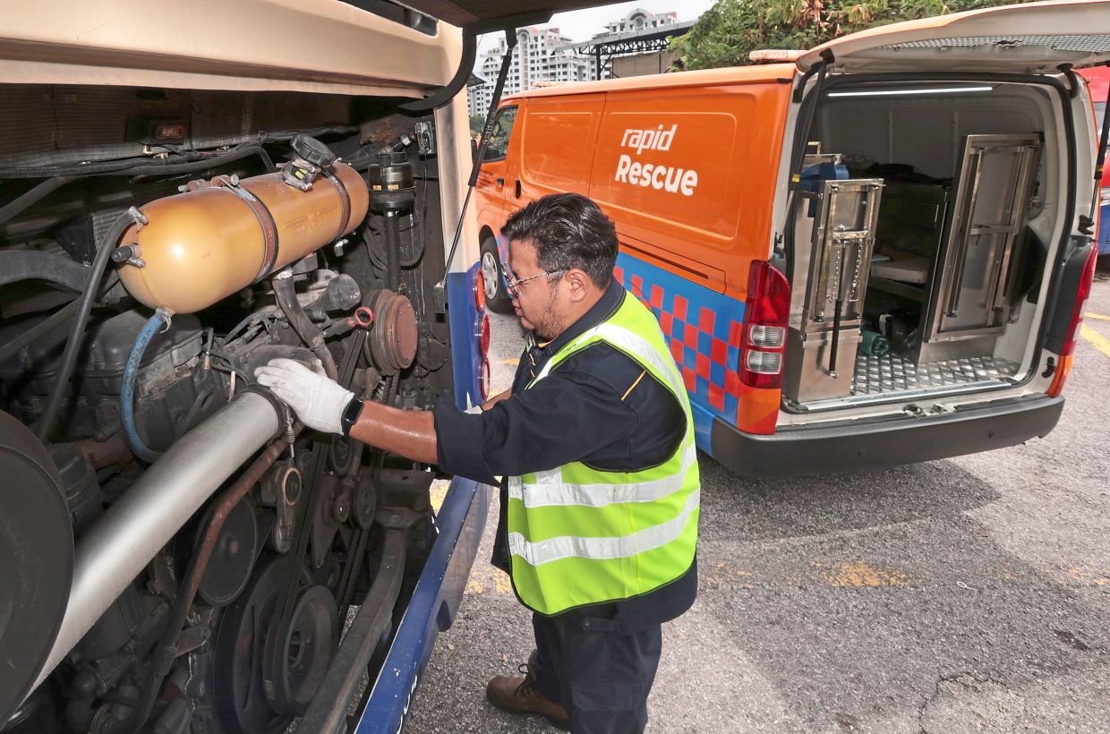 If the problem affecting the Rapid Penang bus is minor, the Rescue and Towing Truck Unit may repair the bus on the spot.