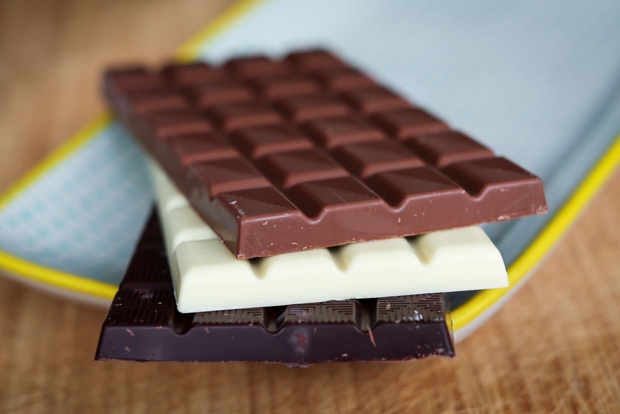 Milk chocolate contains both sugar and milk components, so it is difficult to say which component is responsible for any potential effect on your skin. — Christian Charisius/dpa