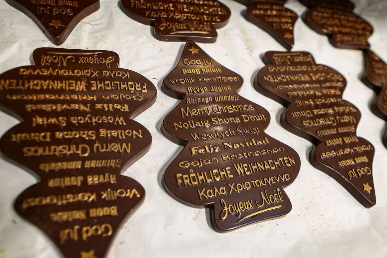 Seasonal items are made from freshly produced chocolate. — Christoph Reichwein/dpa