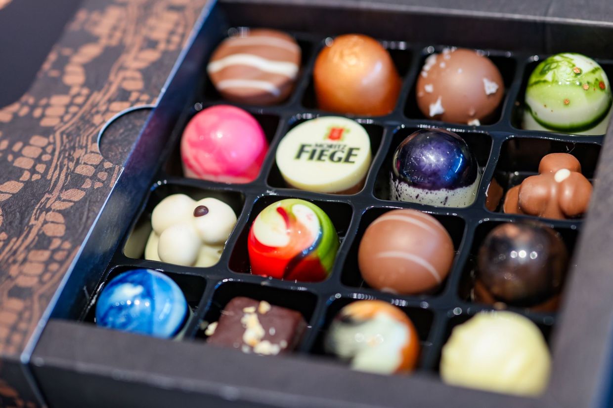 There is no evidence that chocolate makes you happy in the long term – but it can improve your mood in the short term, says a review of studies on the effects of chocolate on mood and cognitive functions. — Christoph Reichwein/dpa