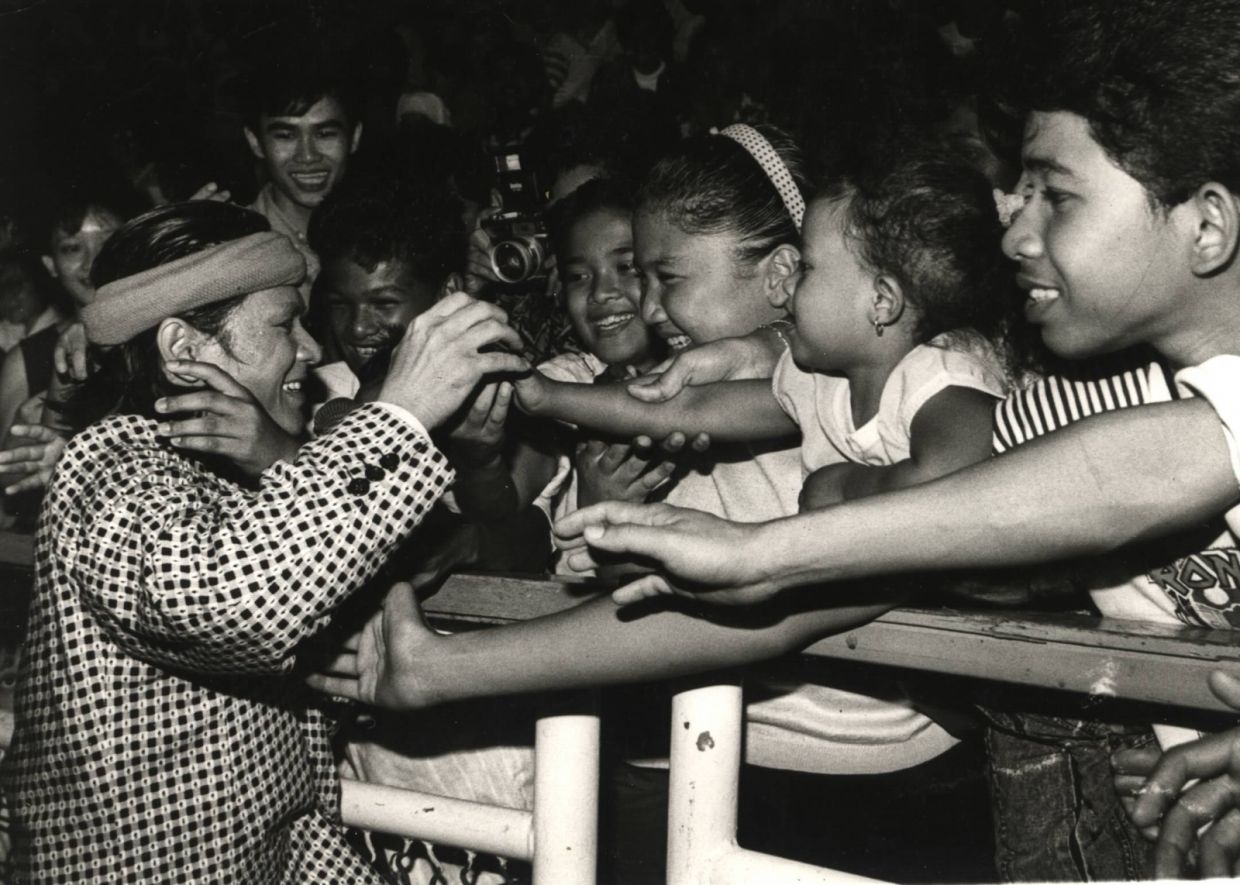 Sudirman's fans reaching out to touch the home-grown artiste during his mammoth concert.