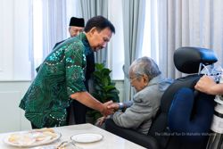 Sultan of Brunei visits former prime minister Dr M at IJN
