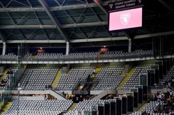 Soccer-Italian police target 22 'ultras' after violence at Torino-Juventus match