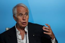 Soccer-Italian soccer chief to lose job but stay as special administrator