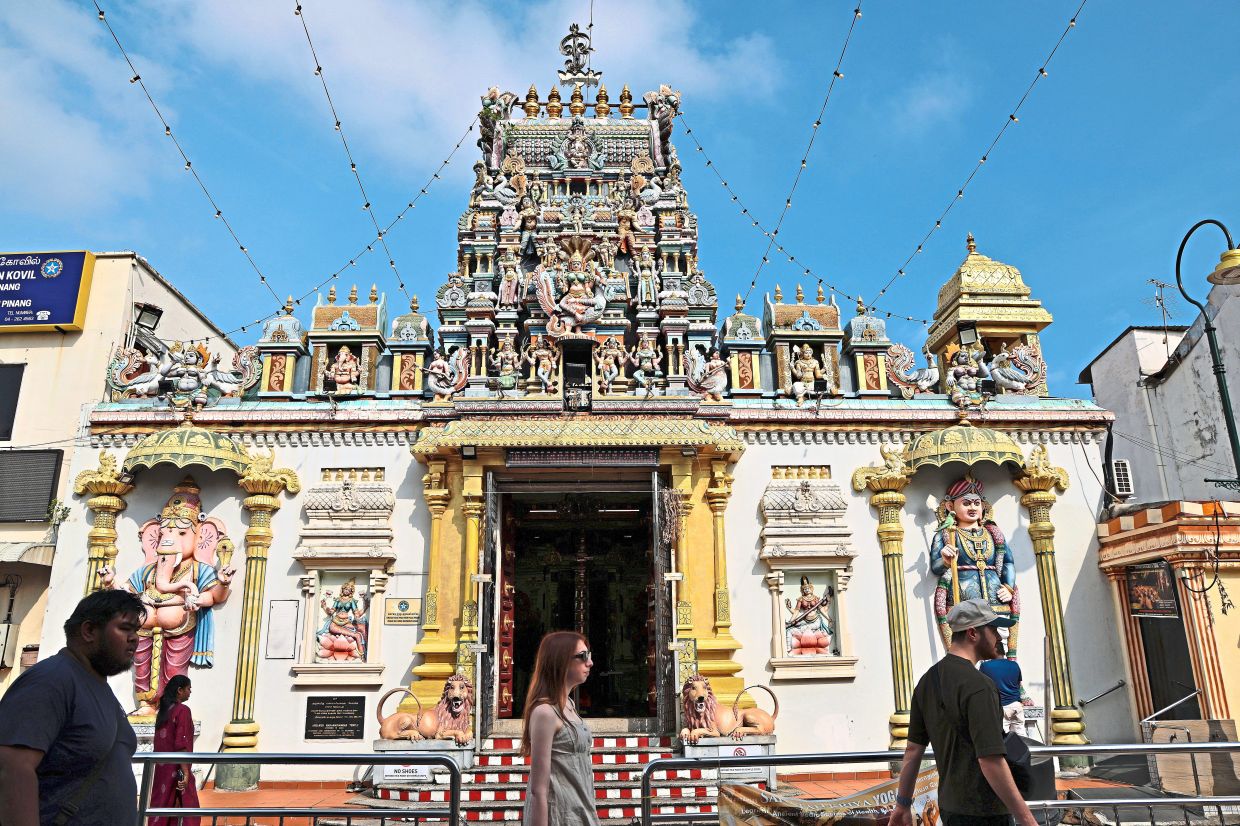 Sri Maha Mariamman Temple which has its back entrance leading to Jalan Masjid Kapitan Keling.