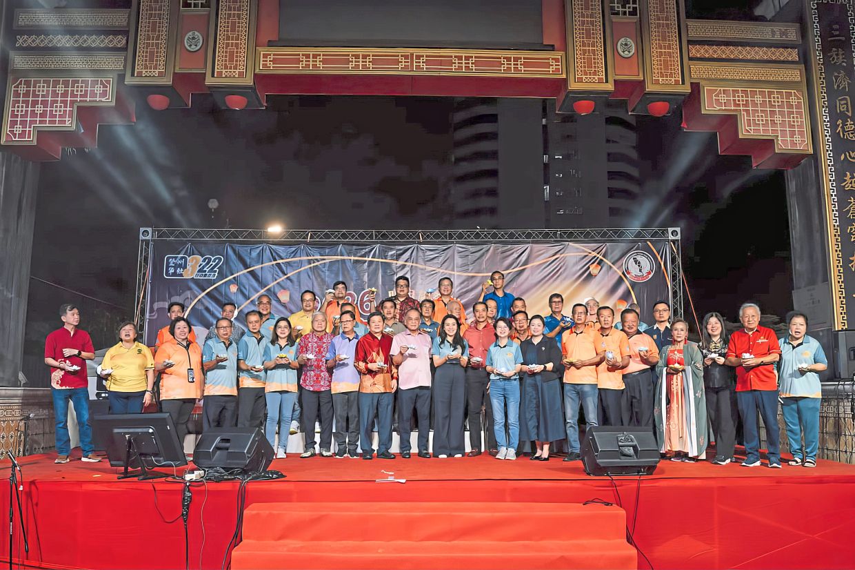 Chan (front row, 10th from left), Monna (to his left), MCA veteran Tan Sri Wong Foon Meng (seventh from left) along with other VIPs at Terengganu Mid-Autumn Festival in the Chinatown area of Kuala Terengganu.