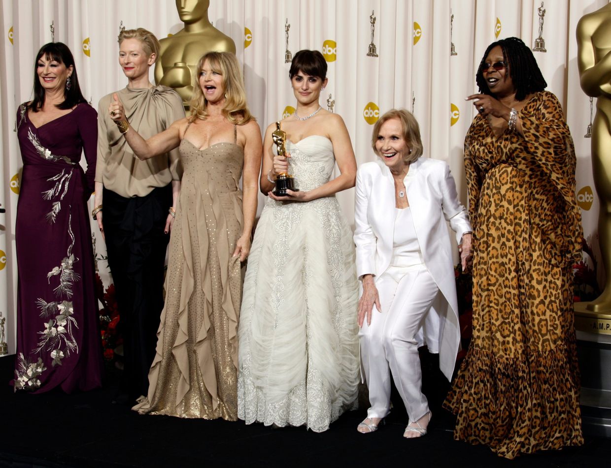 (From left) Anjelica Huston, Tilda Swinton, Goldie Hawn, Penelope Cruz, Eva Marie Saint and Whoopi Goldberg at the 81st Academy Awards, Feb 22, 2009. Photo AP