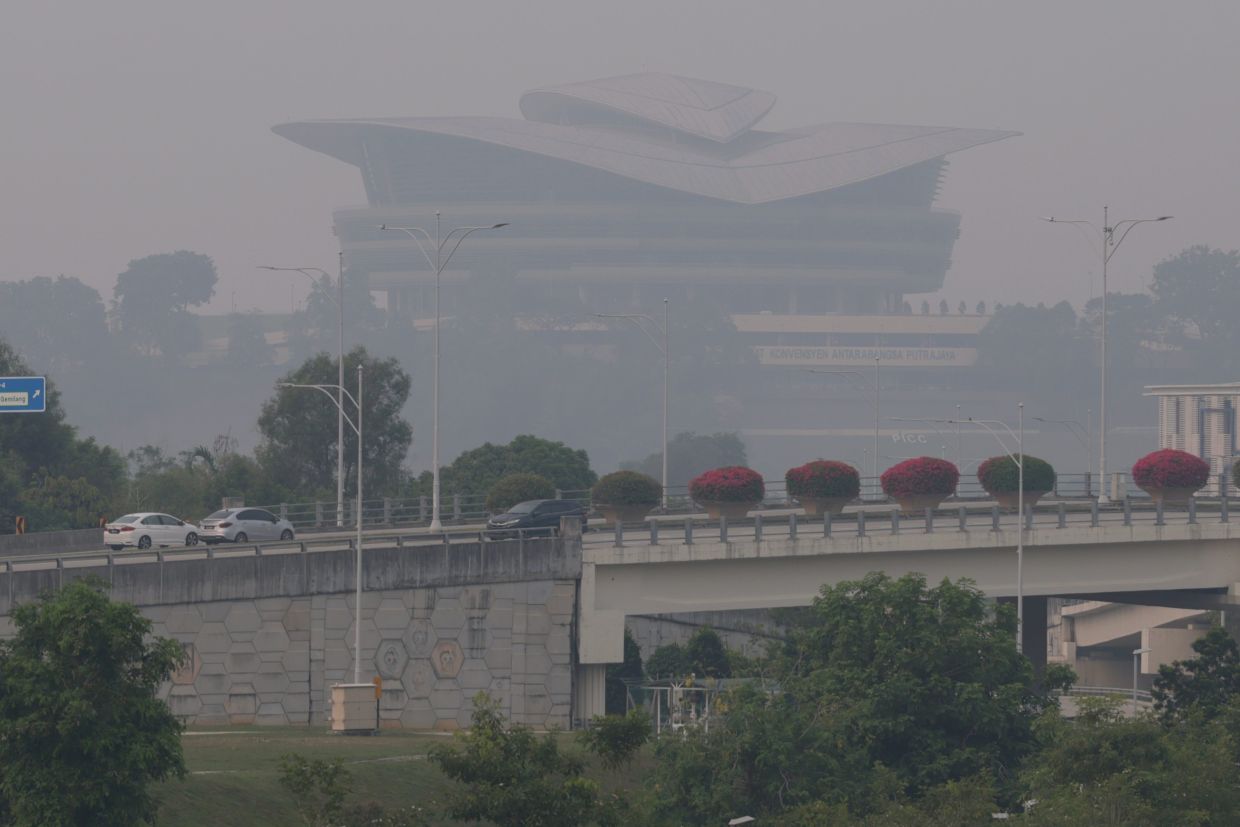 Haze: Colleges, universities to decide class modes when API exceeds 201