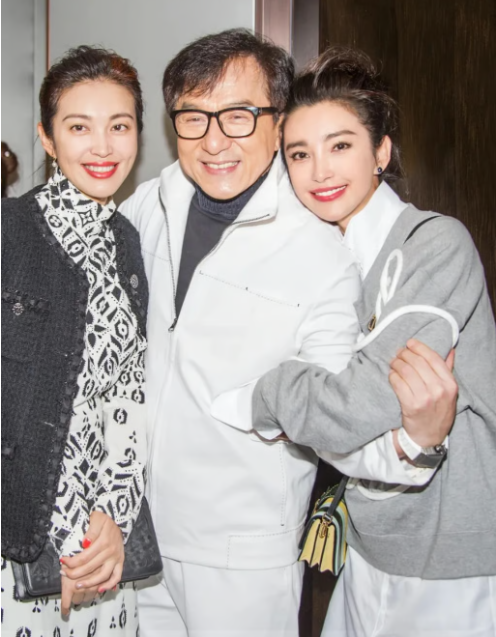 The photo captures both sisters sharing a memorable moment with superstar Jackie Chan. - QQ.com