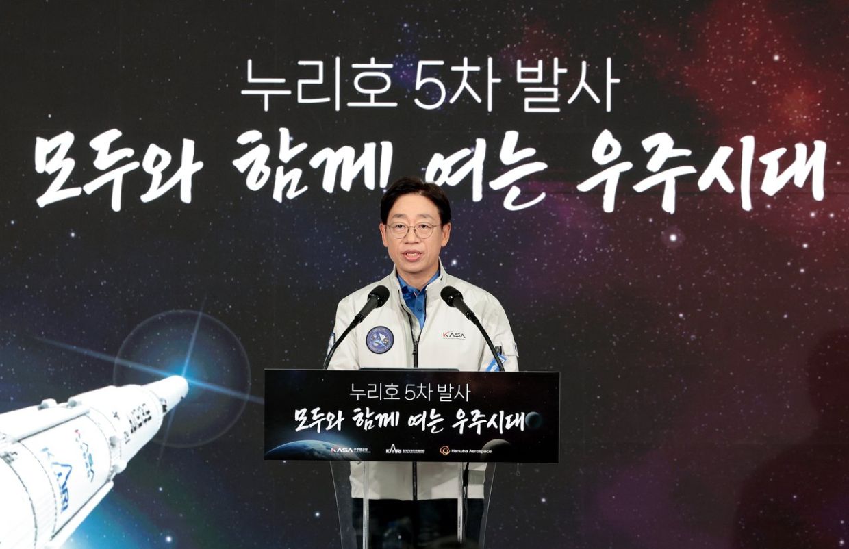 Korea AeroSpace Administration Administrator Oh Tae-seog announces the results of a launch management committee meeting on the Nuri rocket at the Naro Space Centre in Goheung, Jeonnam-Gwangju, Wednesday. - Photo: Korea Aerospace Research Institute