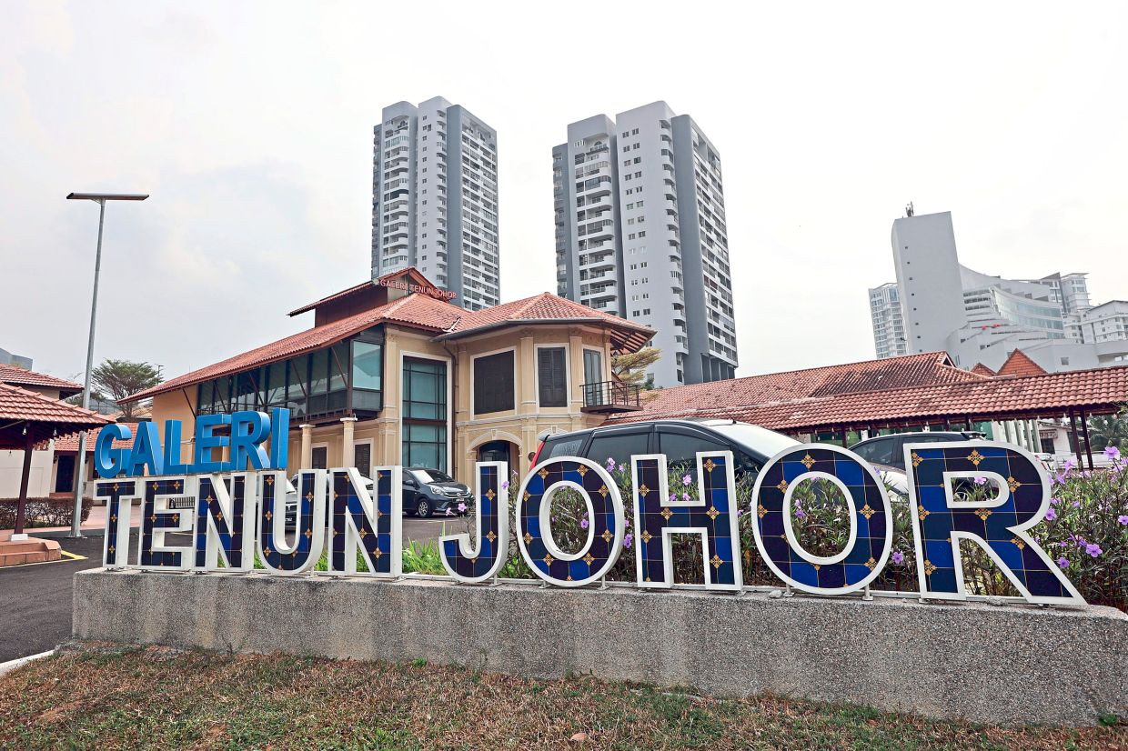 Galeri Tenun Johor showcases various Kain Benang Johor designs as well as woven fabric from other states and countries.