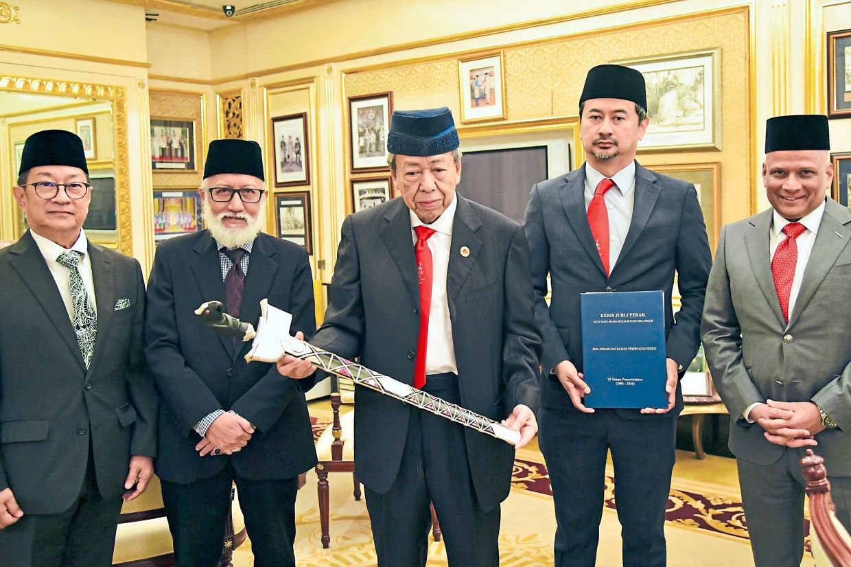 Selangor Sultan empfängt Keris Jubli Perak