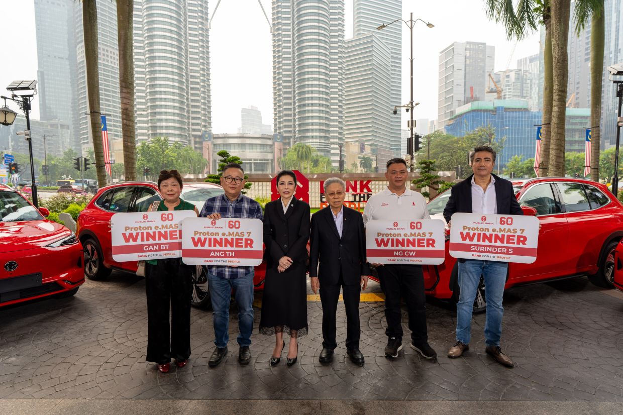 Public Bank Bhd managing director and chief executive officer Tan Sri Dr Tay Ah Lek (third from right) and non-independent non-executive director Teh Li Shian Diona (third from left) with the Q2 prize presentation winners.