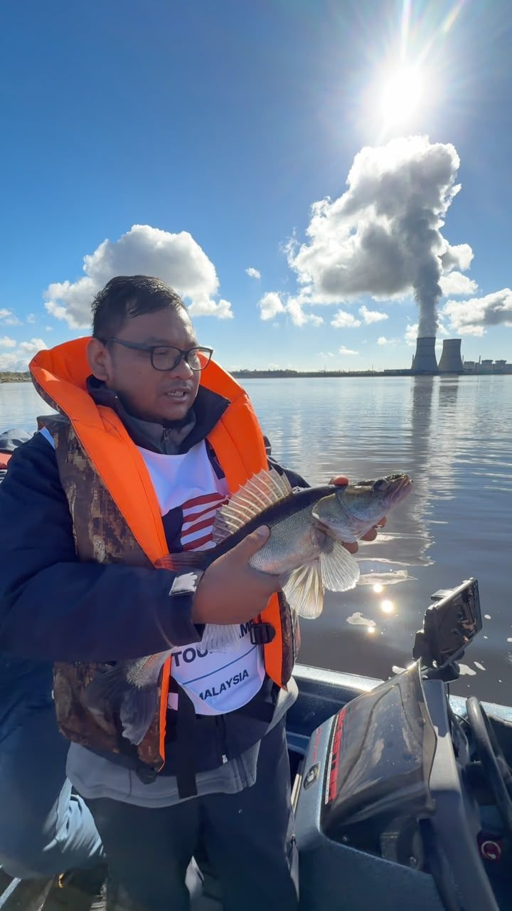 Upholding the Jalur Gemilang for a good cause: Mohd Fairus displaying the pikeperch he caught from Lake Udomlya, located next to the Kalinin nuclear power plant.