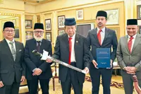 Selangor Sultan receives Keris Jubli Perak 