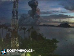 Small volcano near Philippine capital erupts