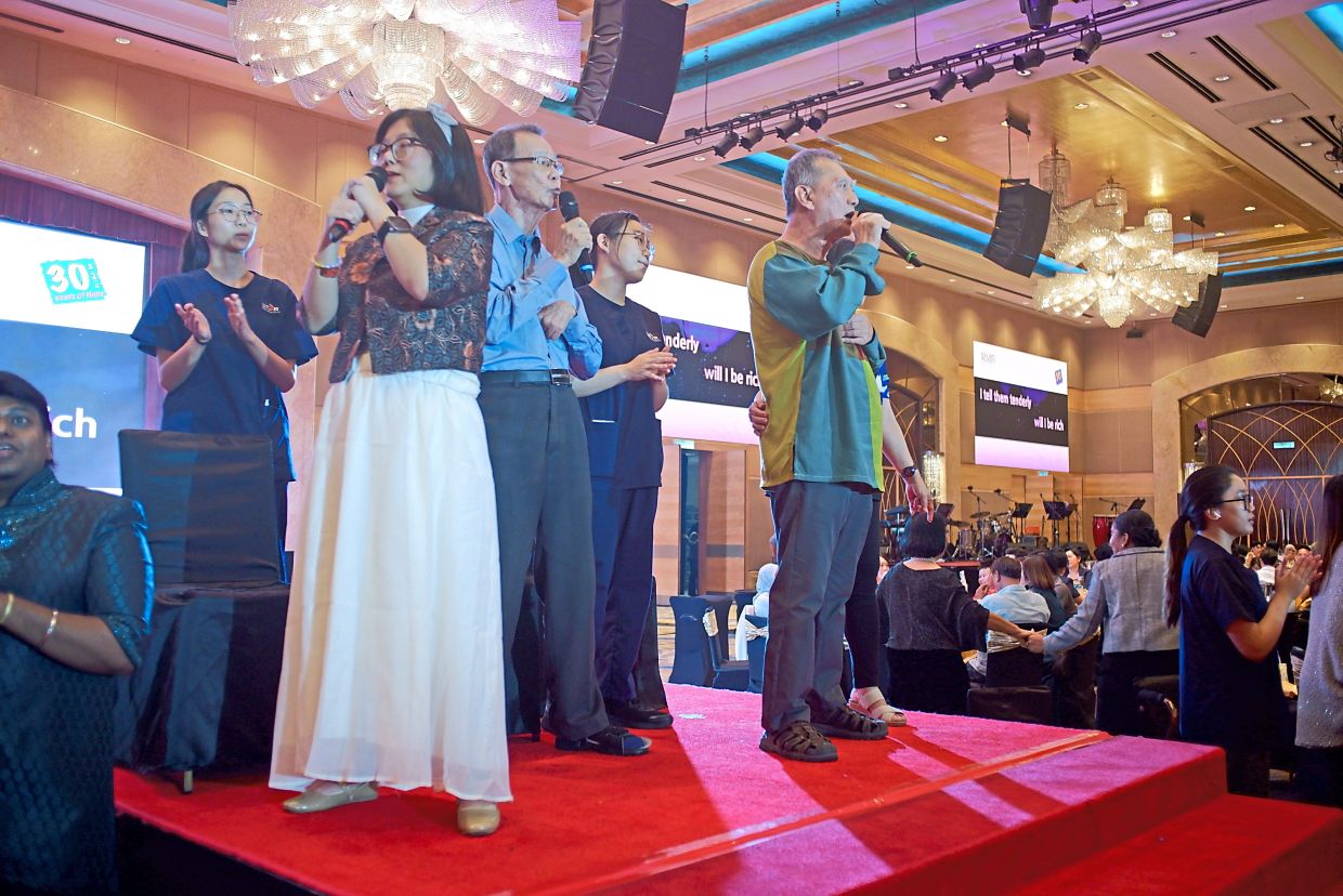A special flash-mob performance brought together stroke survivors’ Joyce Ng (41), Chee Kee Siong (71) and Christopher Ching (72), alongside volunteers and supporters in a joyful celebration through song.