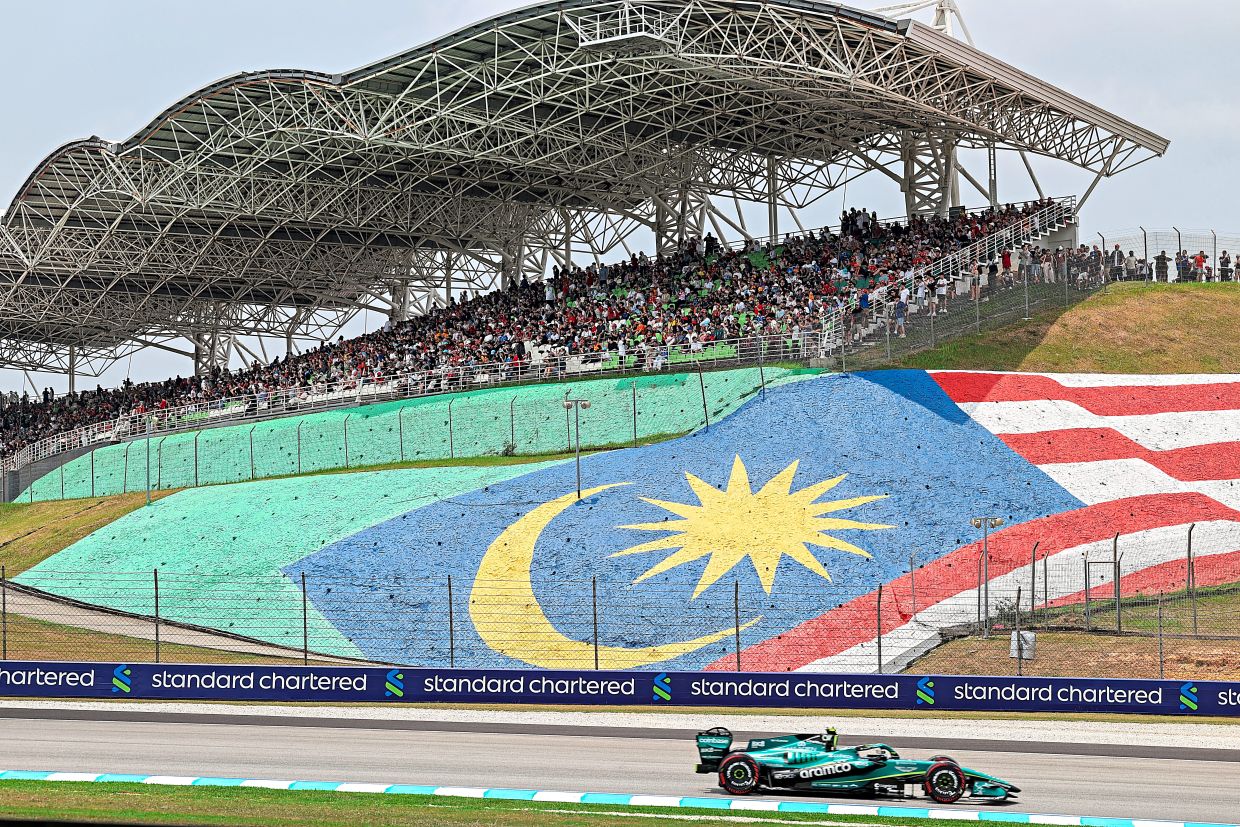 F1 fans watching the third practice session of the Formula 1 on Oct 3.