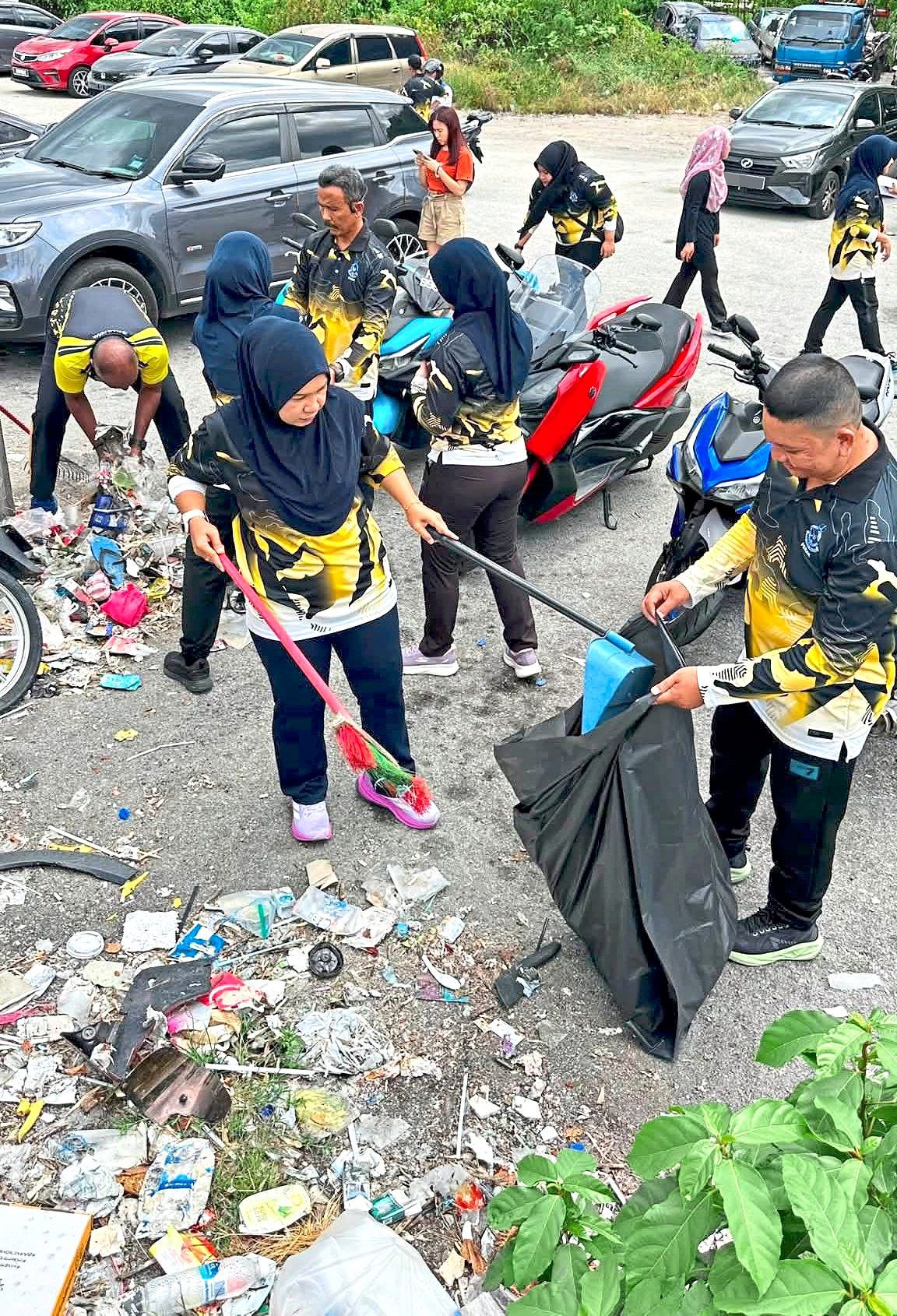 Rubbish being cleared in a cleanup exercise by the police. — Photo courtesy of Ipoh district police headquarters Facebook.