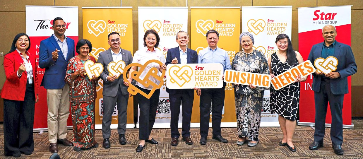 Making a difference: Gooi flanked by Star Media Group (SMG) group chief executive officer Chan Seng Fatt (fourth from right) and SMG chief operating officer Lydia Wang with SGHA panel judges (beginning from second left) Thanaselan, Vijayakumari, Muhammad Hafizul Khair, Anita, Ng and Prathab at Menara Star. Also present is (left) SMG corporate affairs and sustainability general manager Zuhaila Sedek. — LEONG WAI YEE/The Star