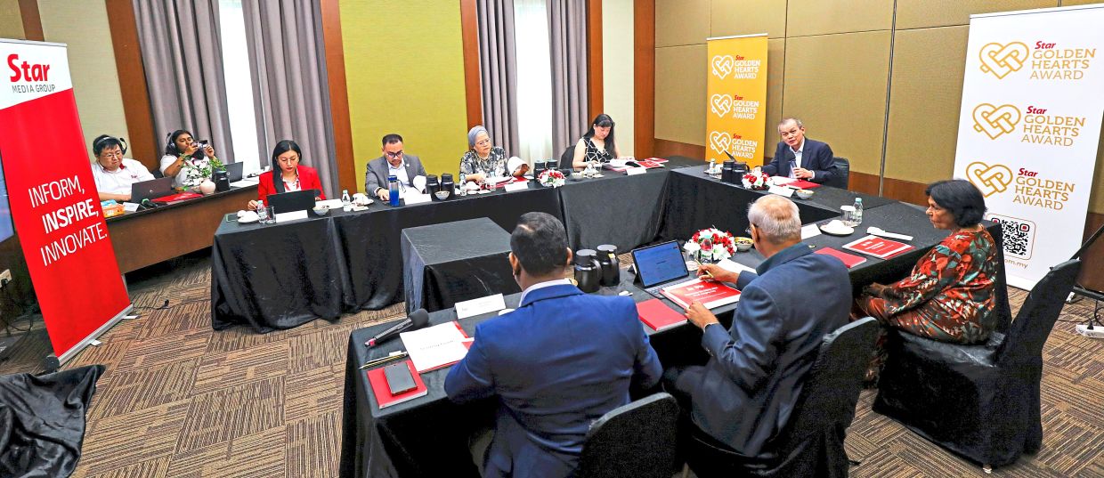 Hard at work: The panel of judges headed by Gooi comprises expertise from corporate, media, sustaina­bility, social welfare and social enterprise sectors at the SGHA final judging session at Menara Star. — LEONG WAI YEE/The Star