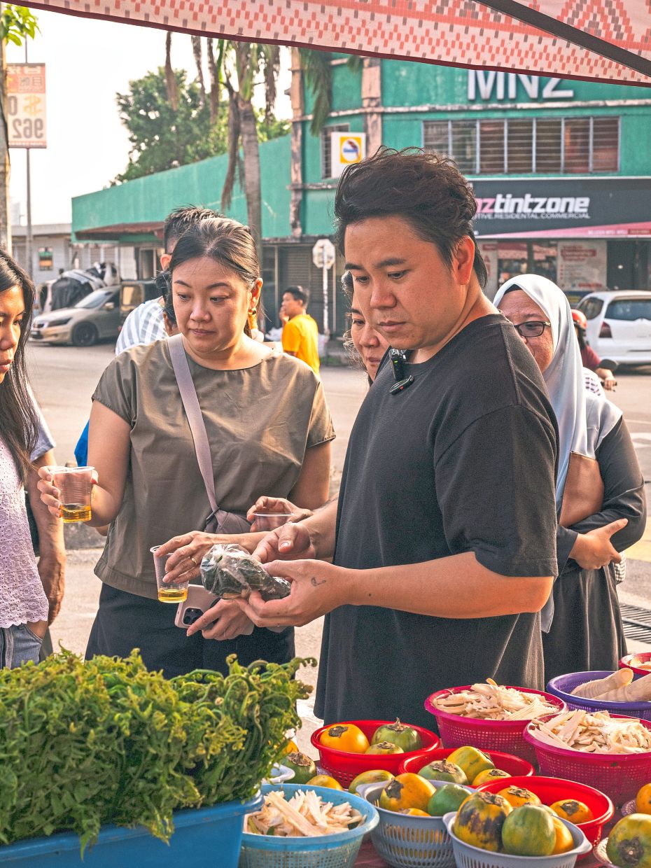 Weldie now conducts periodic market tours to the Borneo market in Seri Kembangan, Selangor, in an effort to teach more West Malaysians about East Malaysian ingredients. — Chipta11a