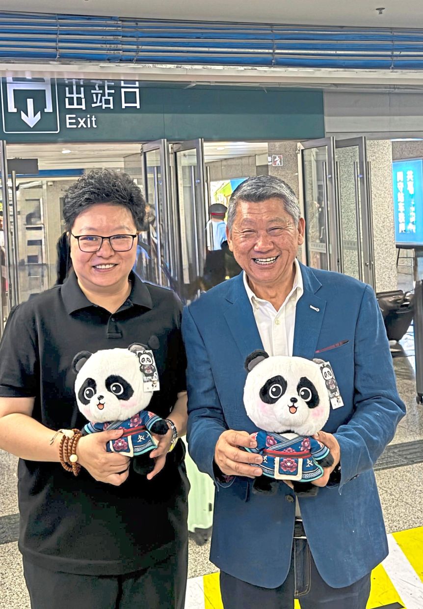 The writer (right) with Liu Na, director of Panda Roam which operates the Jinxiu Tianfu luxury train service. — Photos: LEESAN
