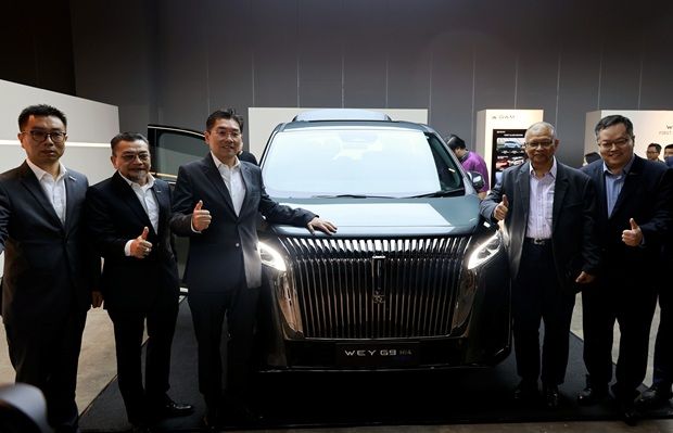 (From left) GWM Malaysia managing director Cui Anqi, GWM Malaysia chief operating officer Roslan Abdullah, Deputy Investment, Trade and Industry Minister Sim Tze Tzin, Malaysia Automotive Robotics & IoT Institute chairman Datuk Dr Aminar Rashid and GWM International vice president James Yang Weiqi with the GWM WEY G9 Hi4 PHEV at Mitec. – KAMARUL ARIFFIN/TheStar