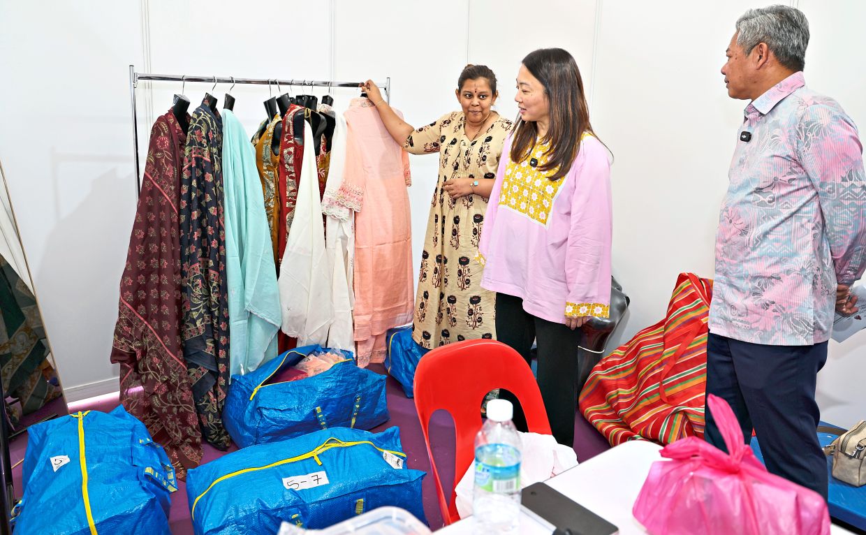 Yeoh and Fadlun speaking to a trader during a tour of the Deepavali bazaar site in Brickfields.