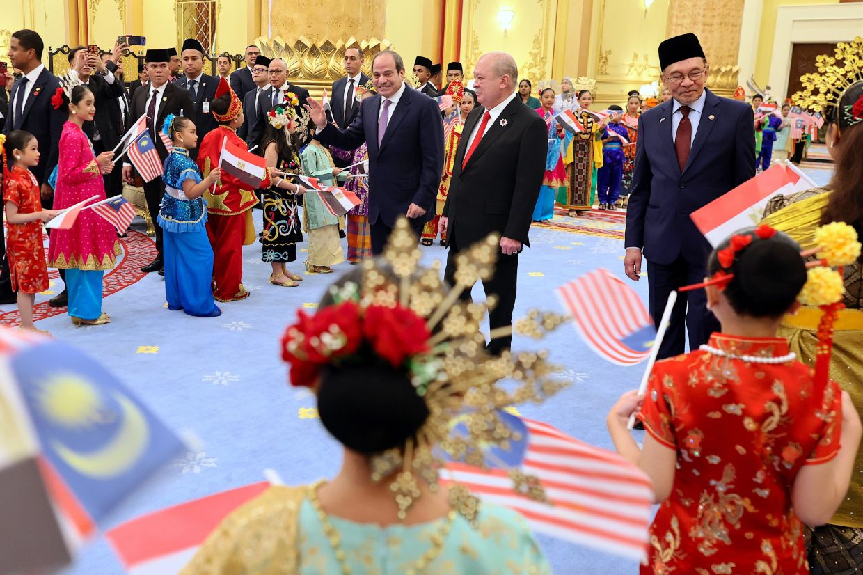 Egyptian President El-Sisi accorded state welcome at Istana Negara