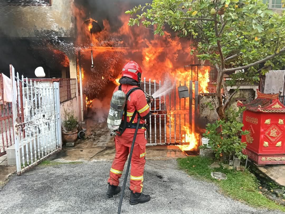 Father and son hurt in Ampang house fire