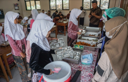 Free-meal buffet trial in Indonesian schools leaves safety risks unresolved