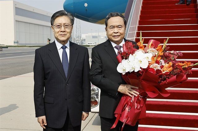 Wang Dongming, member of the Communist Party of China Central Committee and Vice Chairman of the National People’s Congress of China Standing Committee (left) welcomed President of the Vietnamese National Assembly Tran Thanh Man at Beijing Capital International Airport on October 11. - Photo: VNA/VNS