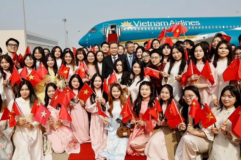 Ambassador Phạm Thanh Binh, along with officials and staff of the Vietnamese Embassy and representatives of the Vietnamese community in China, welcomed National Assembly President Tran Thanh Man. - Photo: VNA/VNS