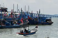Give long-waiting fishermen priority for new licences, says group