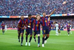 Soccer-Barcelona cruise past Getafe to maintain perfect start